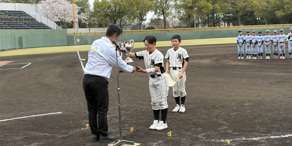 優勝トロフィー授与